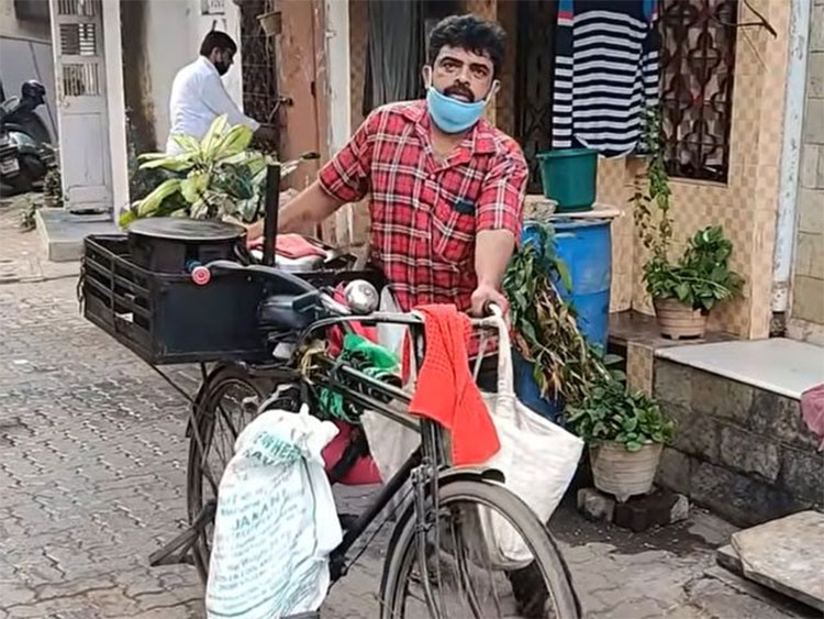 man selling dosa on cycle in mumbai viral video 