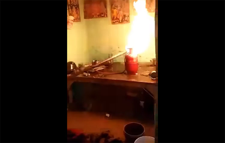 this cop stopped fire skillfully from lpg cylinder 
