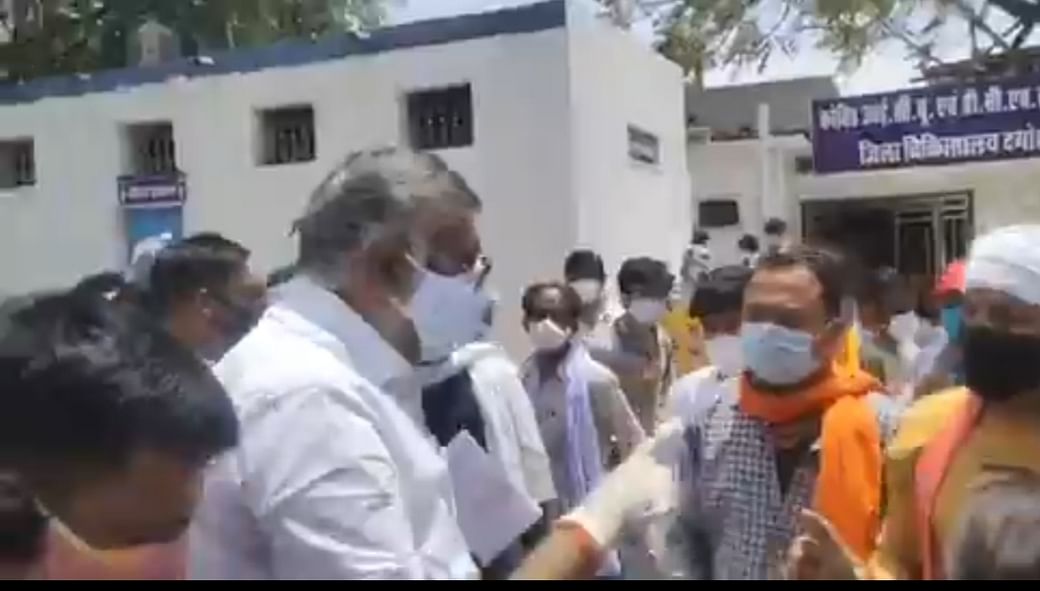 man asked for oxygen cylinder union minister prahlad patel two slaps 