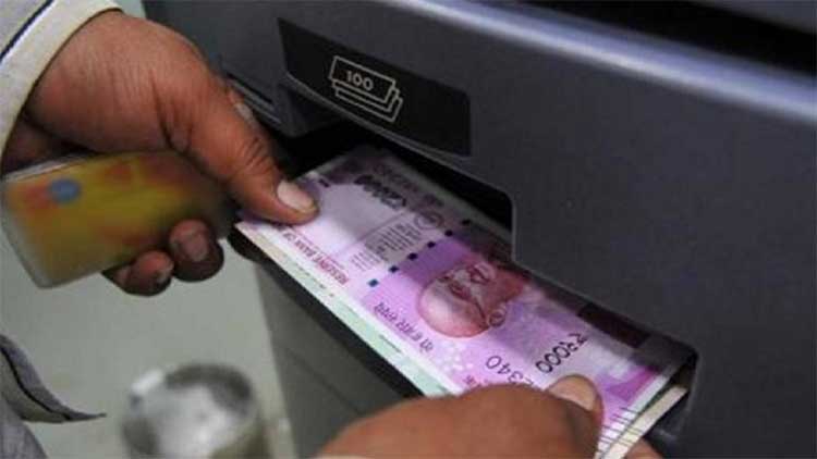 people with drawing money from banks 