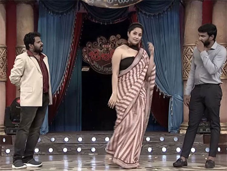 anasuya left from jabardasth show shocking questions 