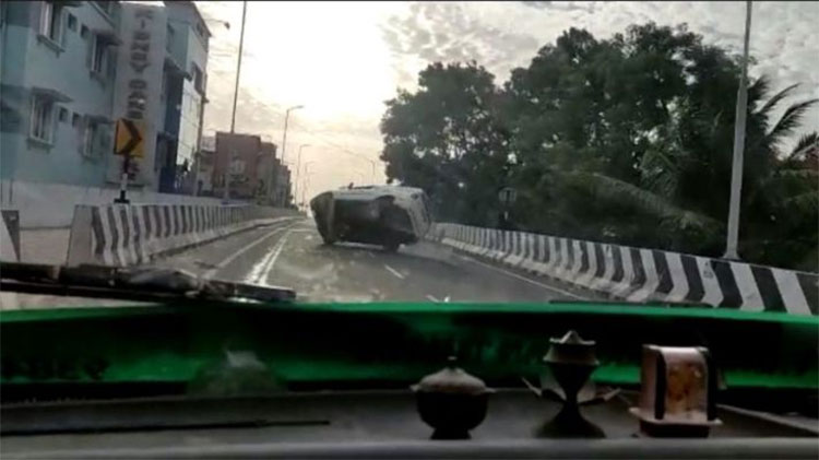 mahindra xylo flipped down on road video 