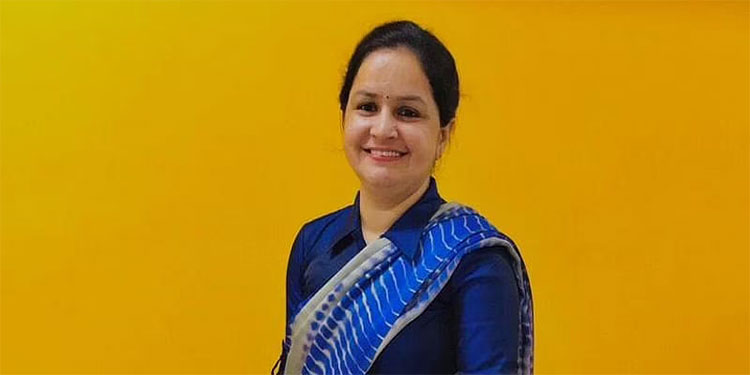woman selling fashion products on instagram and earning rs 80000 per month 