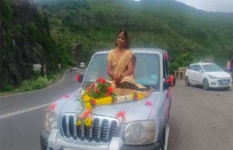 pune bride photoshoot on car without wearing mask booked by police 