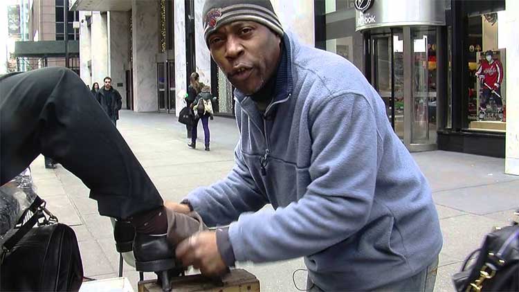 man earning rs 18 lakhs per month by shoe polishing 
