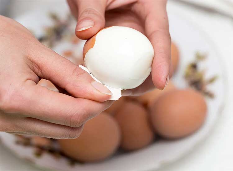 this is how you can peel boiled eggs very easily with these 5 techniques 