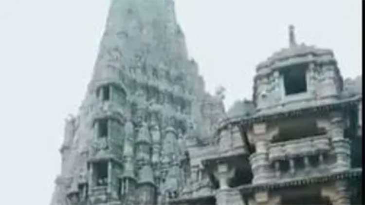 lightening strike on temple gopuram viral video 