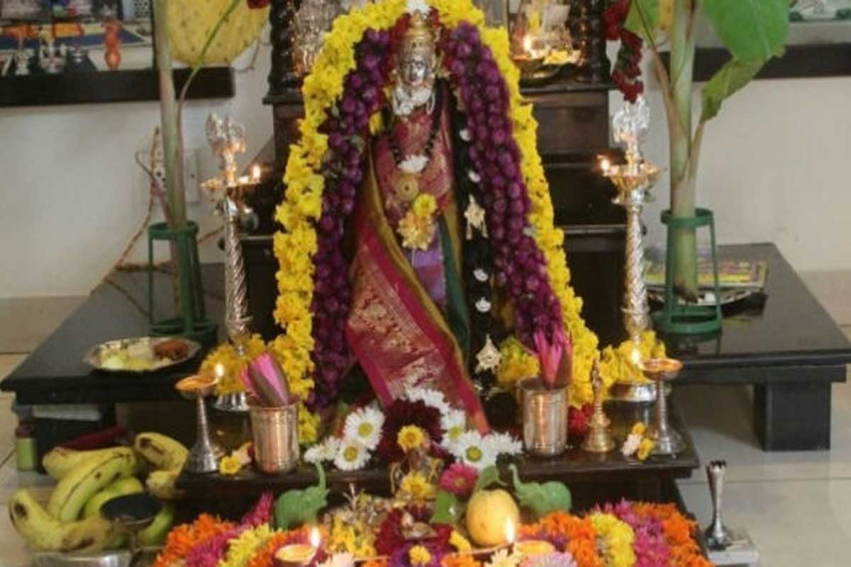 Varalakshmi Vratham 2021 : వ‌ర‌ల‌క్ష్మీ వ్ర‌తం ఎందుకు చేస్తారో తెలుసా ? వ్ర‌తం ఎలా చేయాలి ? పూర్తి విధానం, దాంతో క‌లిగే లాభాల‌ను తెలుసుకోండి..!