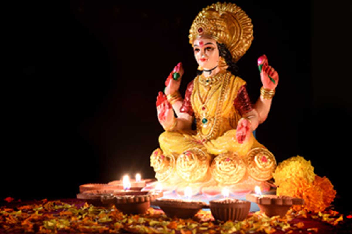 Varalakshmi Vratham 2021 : వ‌ర‌ల‌క్ష్మీ వ్ర‌తం ఎందుకు చేస్తారో తెలుసా ? వ్ర‌తం ఎలా చేయాలి ? పూర్తి విధానం, దాంతో క‌లిగే లాభాల‌ను తెలుసుకోండి..!