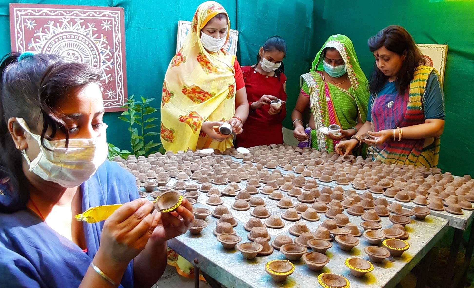 women making cow dung products and earning in lakhs 