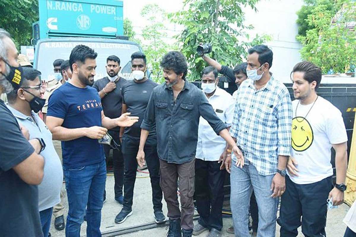 విజయ్‌ బీస్ట్‌ సినిమా చిత్రీకరణలో బిజీగా ఉండ‌గా ఆయ‌న‌ను ధోనీ క‌లిశాడు. గత కొన్ని రోజులుగా చెన్నైలో ఉన్న‌ గోకులం స్టూడియోలో ఆ సినిమా షూటింగ్‌ జరుగుతోంది. అయితే ఓ యాడ్‌ షూటింగ్‌లో భాగంగా ధోనీ కూడా అక్కడే షూటింగ్ చేస్తున్న‌ట్లు స‌మాచారం. ధోనీ ప్ర‌స్తుతం ఐపీఎల్ చెన్నై సూప‌ర్ కింగ్స్ కెప్టెన్ గా ఉన్నాడు. త్వ‌ర‌లోనే రెండో ద‌శ ఐపీఎల్ 2021 జ‌ర‌గ‌నుంది. దీంతో ఓ యాడ్ చిత్రీక‌ర‌ణ కోసం ధోనీ చెన్నైలో ఉన్నాడు. అందులో భాగంగానే విజ‌య్‌ను ధోనీ క‌లిశాడు.
