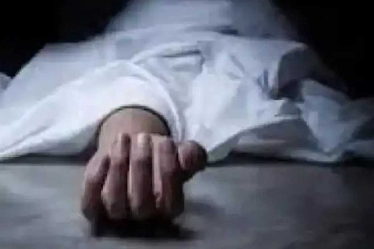 తన కూతురు పెద్ద చదువులు చదివి మంచి డాక్టర్ అయ్యి అందరికీ సేవ చేయాలని ఆ తల్లి ఎన్నో కలలు కనింది. ఈ క్రమంలోనే నిత్యం తన కూతురు చదువులో తన వెంటే ఉంటూ ఎంతో ప్రోత్సహించేది.