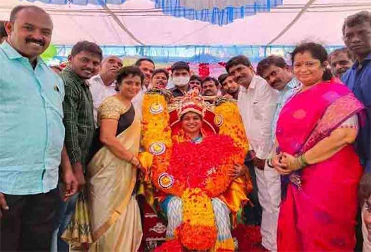 ysrcp leaders flowers rain on mla roja 