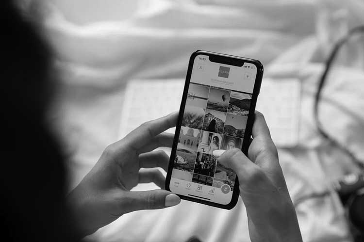 girl commits suicide after her dad warned in phone talking 