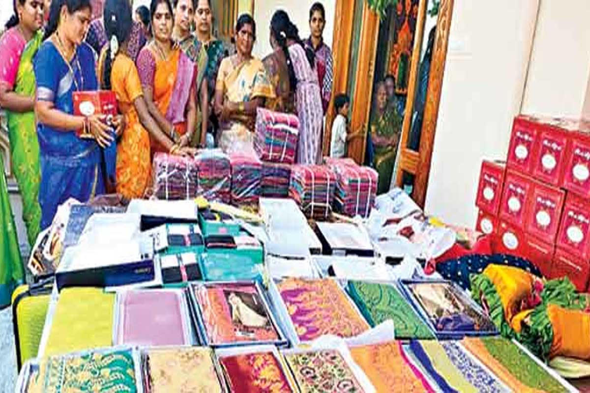 అత్తవారింటికి కొత్తల్లుడు తీసుకొచ్చిన సారె.. 10వేల కిలోల స్వీట్లు, 100 అరటి గెలలు, వందలాది చీరలు..!