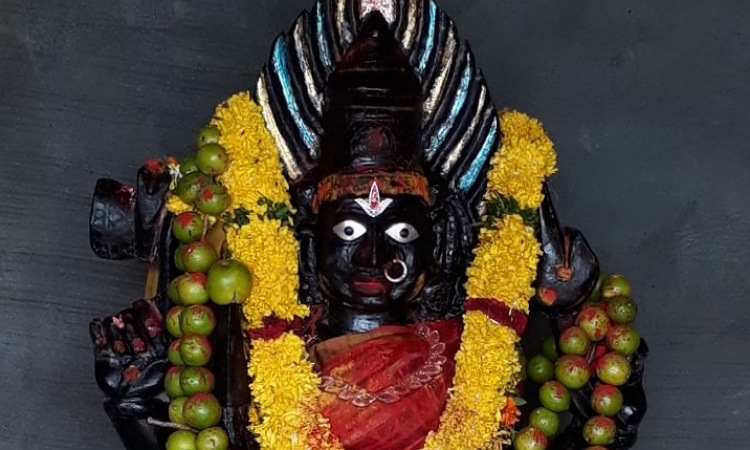 పెళ్లి కాని వారు ఈ ఆలయంలో బండరాయి ఎత్తితే చాలు..!