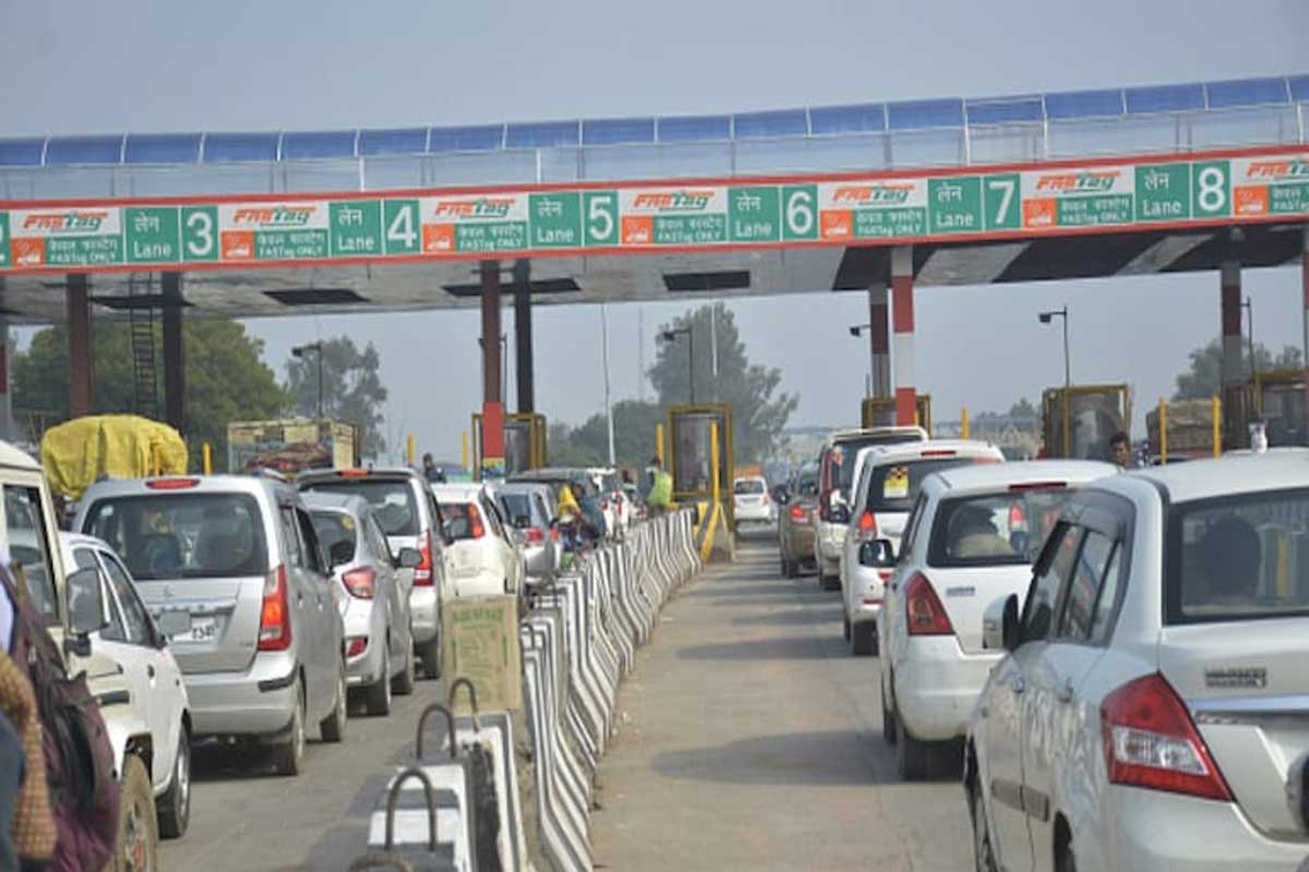 Toll Plaza : జాతీయ ర‌హ‌దారుల మీదే కాదు, రాష్ట్ర ప్ర‌ధాన ర‌హ‌దారుల మీద ప్ర‌యాణించేట‌ప్పుడు స‌హ‌జంగానే టోల్ ప్లాజాలు వ‌స్తుంటాయి. రోడ్డును నిర్మించే కంపెనీలు కొన్నేళ్ల పాటు టోల్ ప్లాజాలు పెట్టి మ‌న ద‌గ్గ‌ర డబ్బులు వ‌సూలు చేస్తుంటారు. అయితే జాతీయ ర‌హ‌దారుల‌పై ఇక మీద‌ట టోల్ ప్లాజాలు ఉండ‌వు. వాటిని తొల‌గించ‌నున్నారు. ఈ మేర‌కు కేంద్ర మంత్రి నితిన్ గ‌డ్క‌రీ ఈ వివ‌రాల‌ను వెల్ల‌డించారు.