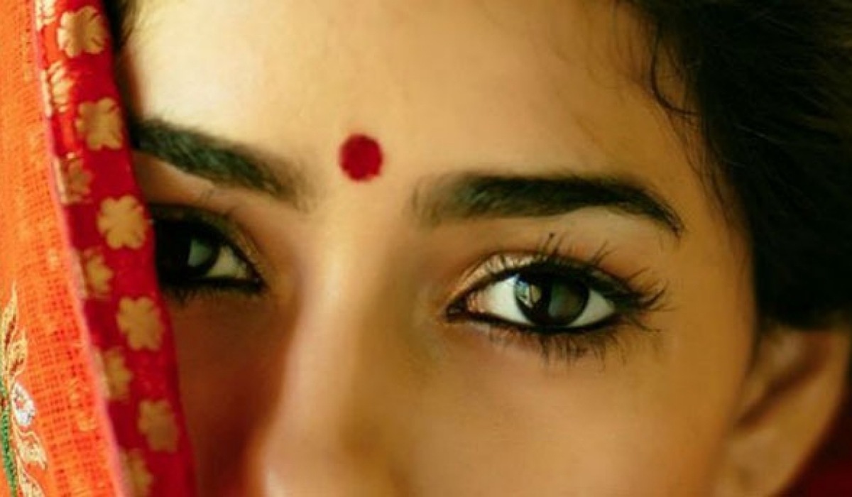 వితంతువులు నిజంగానే బొట్టు పెట్టుకోకూడదా ? శాస్త్రం ఏం చెబుతోంది ?