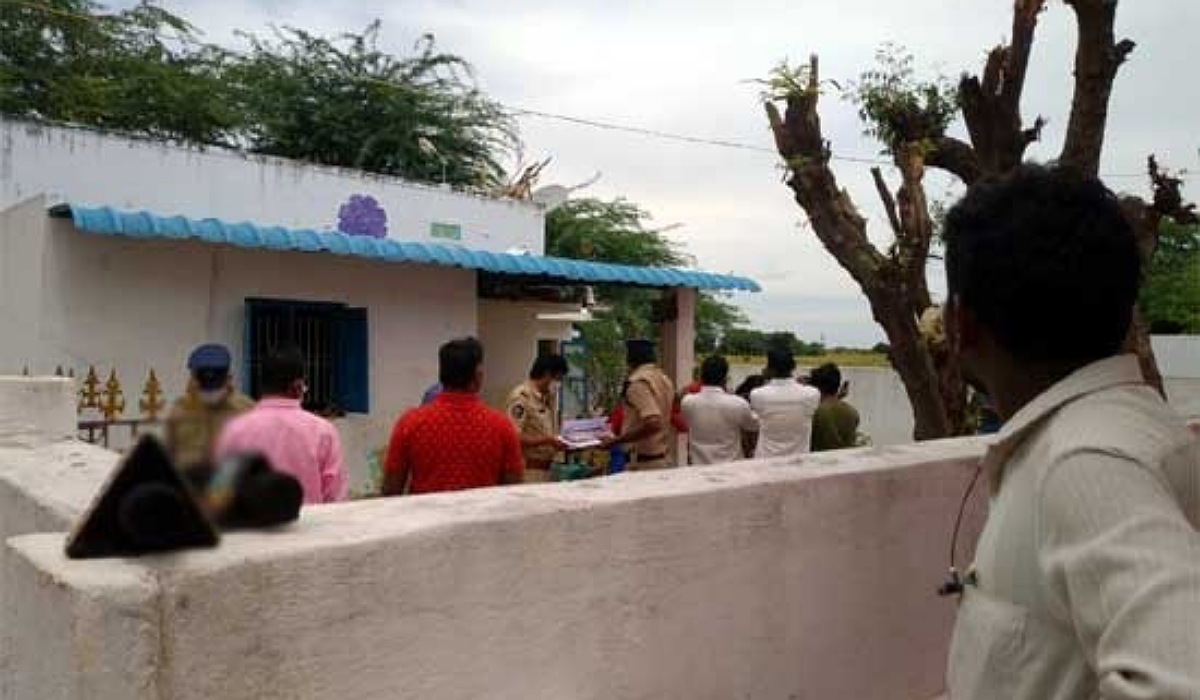 ఏ కష్టమొచ్చిందో పాపం.. కుటుంబ సభ్యులకు విషమిచ్చి తాను విషం తాగి...
