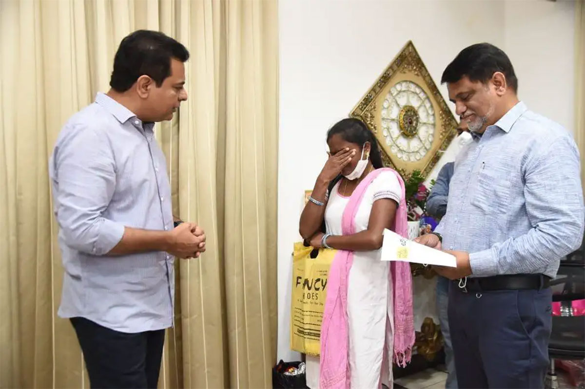 ఆమె నిన్న మొన్న‌టి వ‌ర‌కు స్వీప‌ర్‌.. కానీ ఇప్పుడు ప్ర‌భుత్వ ఉద్యోగిని.. మంత్రి కేటీఆర్ చ‌ల‌వే..!