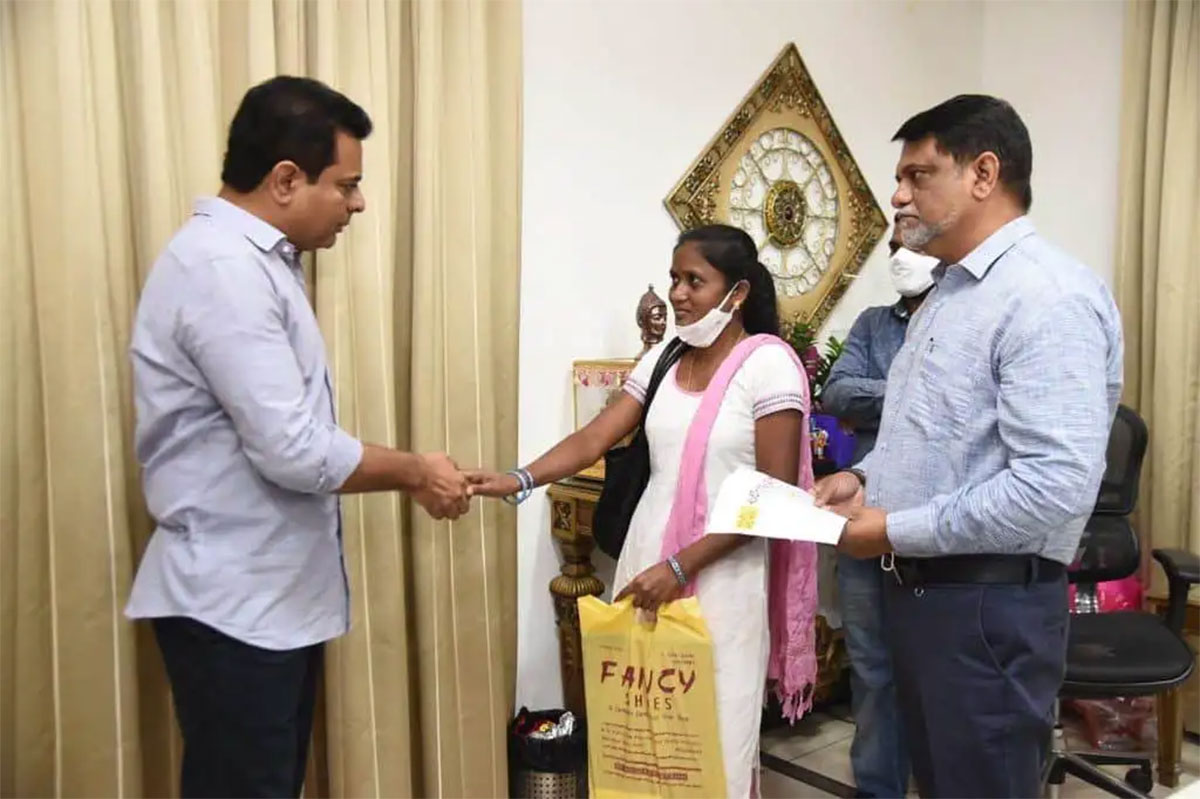 ఆమె నిన్న మొన్న‌టి వ‌ర‌కు స్వీప‌ర్‌.. కానీ ఇప్పుడు ప్ర‌భుత్వ ఉద్యోగిని.. మంత్రి కేటీఆర్ చ‌ల‌వే..!