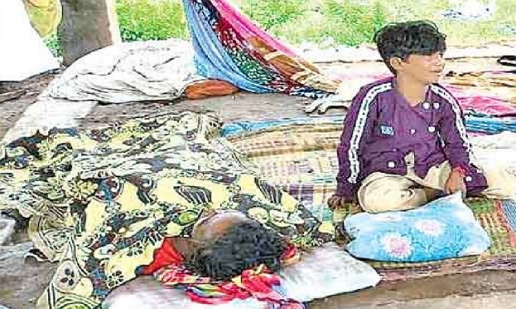 తల్లి మరణించిందని తెలియక రాత్రంతా తల్లి పక్కనే పడుకున్న బాలుడు.. కన్నీరు పెట్టిస్తున్న దృశ్యం..
