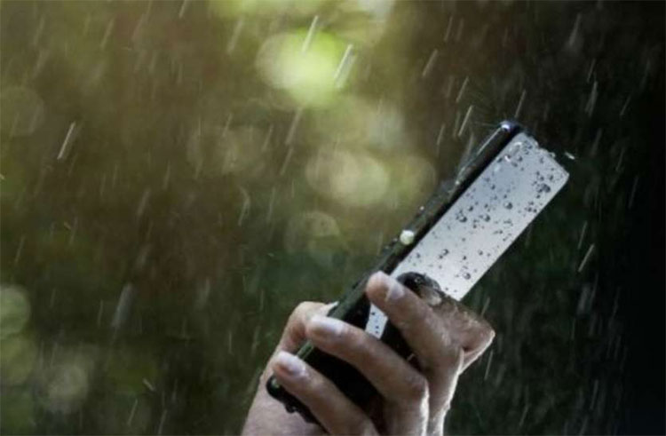 వర్షంలో ఫోన్‌ తడవకుండా ఉండేందుకు ఇలా చేయండి.. స్మార్ట్‌ ఫోన్లను ఉపయోగించే వారందరూ కచ్చితంగా తెలుసుకోవాల్సిన విషయం..!