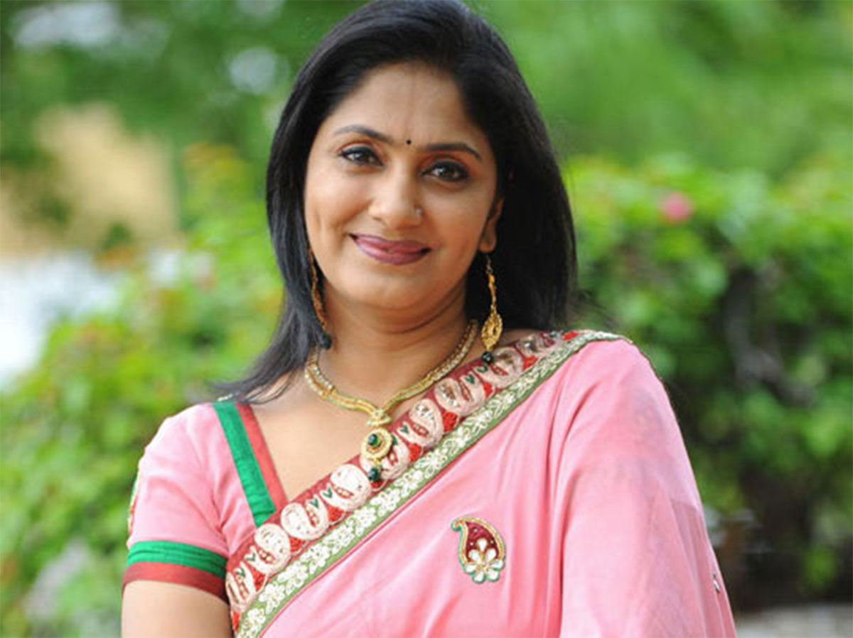 Anchor Jhansi controversial comments on media 