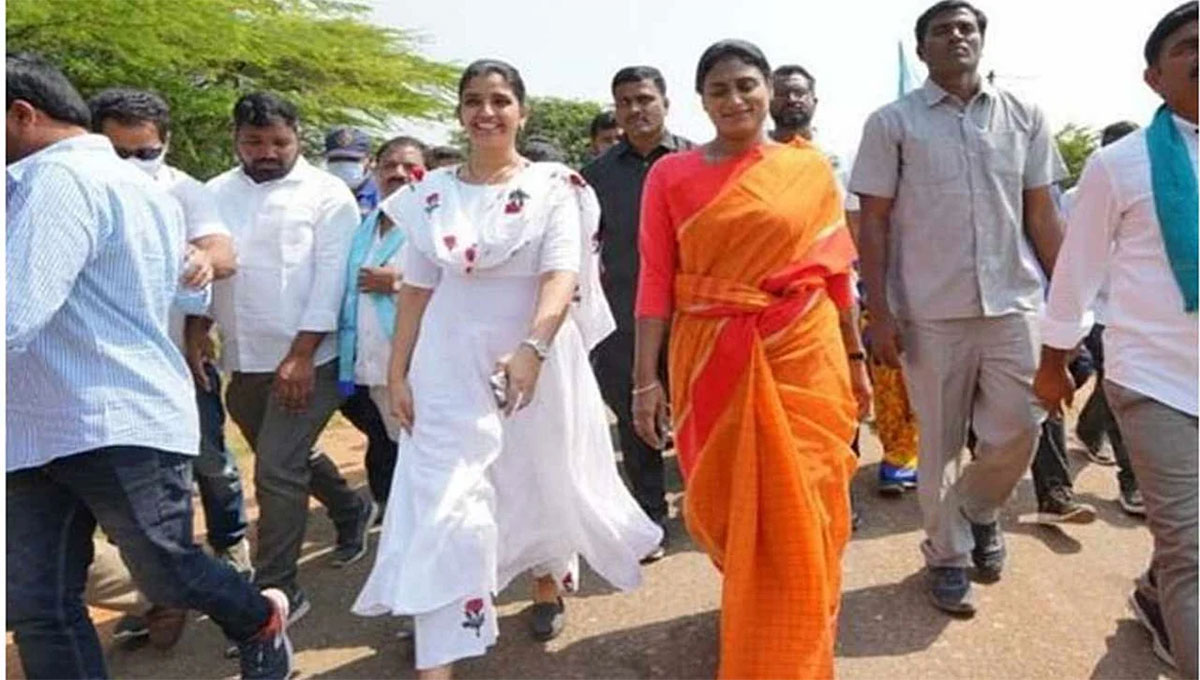 Anchor Shyamala participated in padayathra with ys sharmila 