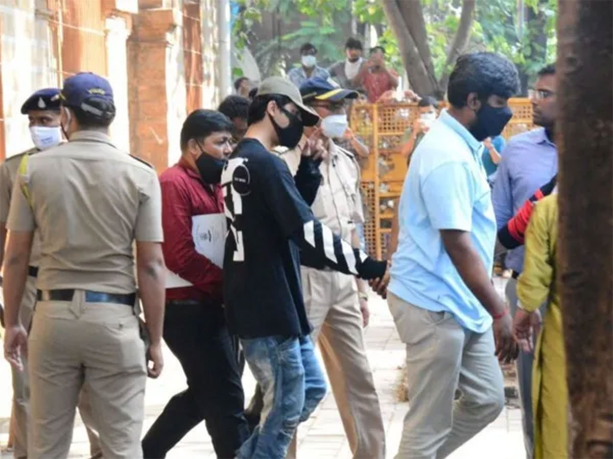 Aryan Khan : బిగ్‌ బ్రేకింగ్‌.. డ్రగ్స్‌ కేసులో షారుఖ్‌ ఖాన్‌ కుమారుడు ఆర్యన్‌ ఖాన్‌ అరెస్టు..