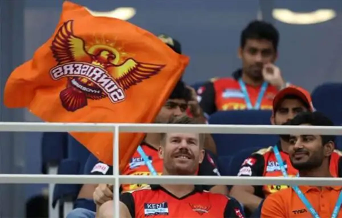IPL 2021 : స‌న్ రైజర్స్ మేనేజ్‌మెంట్‌పై మండిప‌డుతున్న ఫ్యాన్స్‌.. వార్న‌ర్‌కు మ‌ద్ద‌తు..
