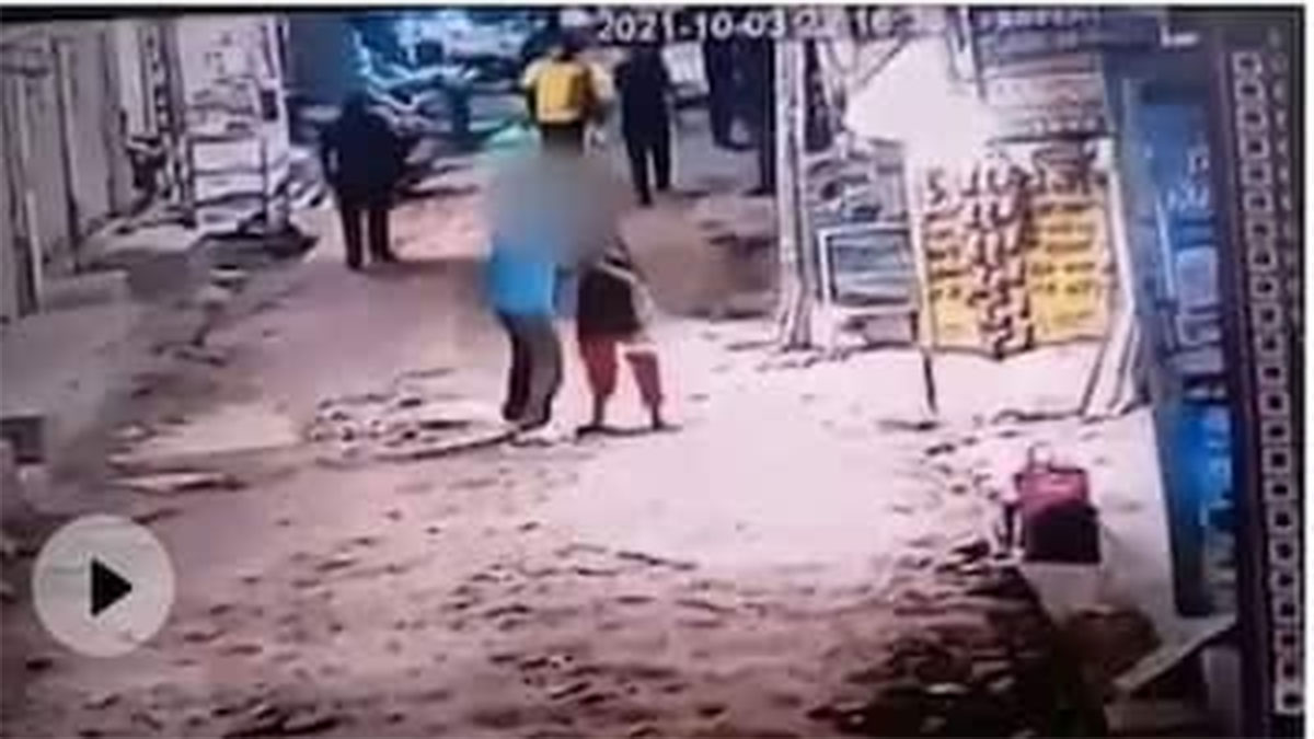 Delhi : దారుణం.. మార్కెట్ ఏరియాలో మ‌హిళ గొంతు కోసి చంపేశాడు..