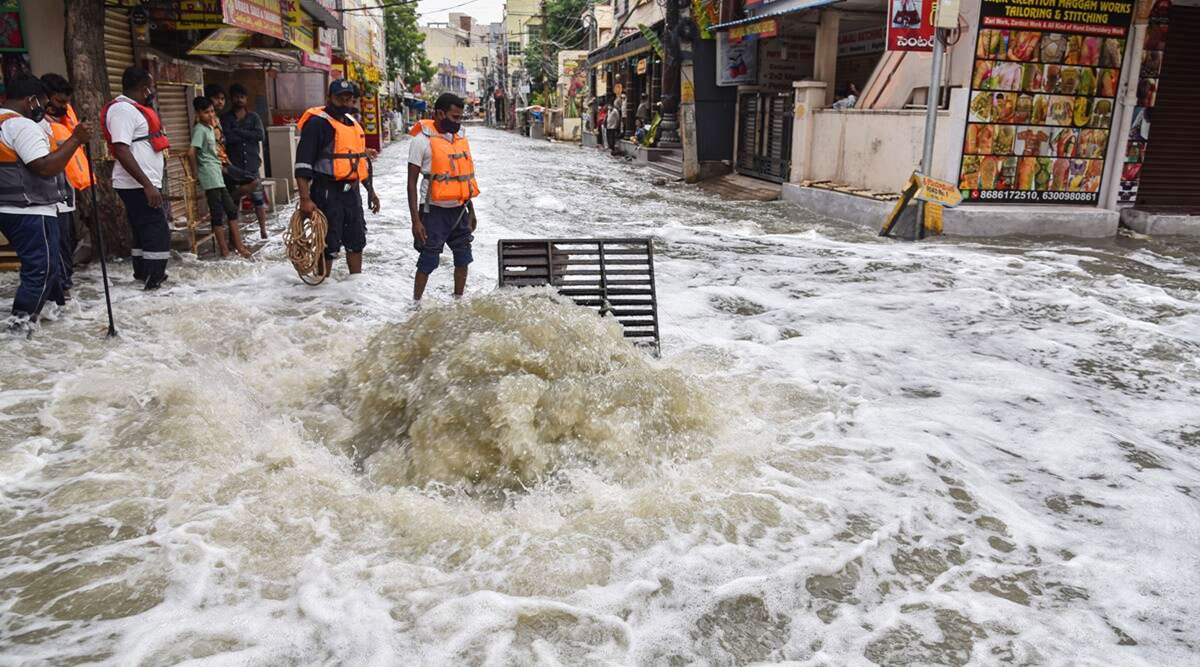 heavy rain alert to Hyderabad people ghmc urges to stay home 