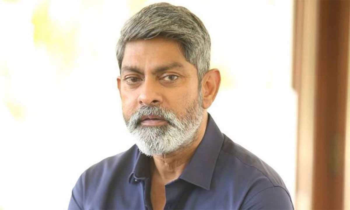 Jagapathi Babu took lunch with ntr fans 
