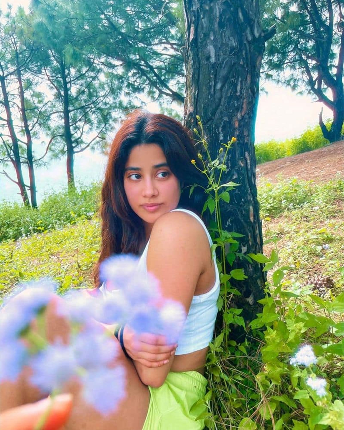 Janhvi Kapoor : కురచ దుస్తుల్లో జాన్వీ క‌పూర్‌.. ఫ్రెండ్స్‌తో క‌లిసి అడ‌విలో ఎంజాయ్‌.. ఫొటోలు..! 