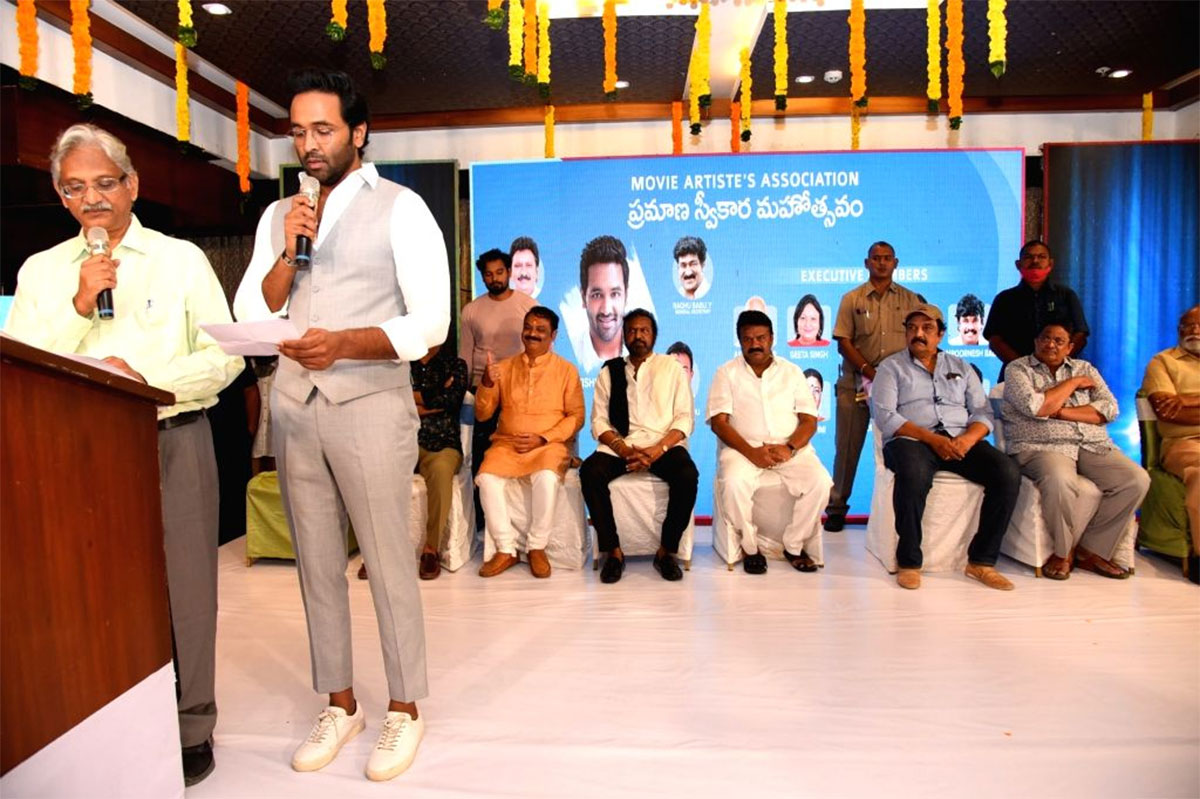 Manchu Vishnu invited mega star chiranjeevi to oath ceremony or not 