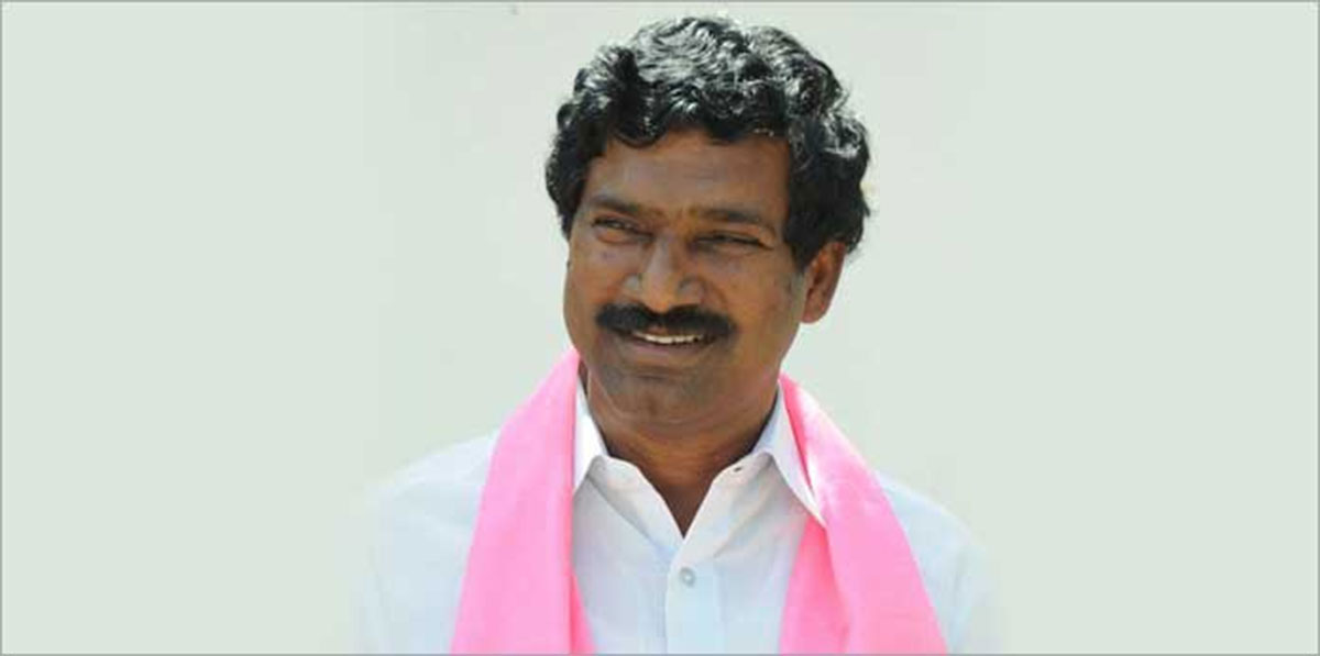 mla thatikonda rajaiah in another controversy wore chappal in bathukamma 
