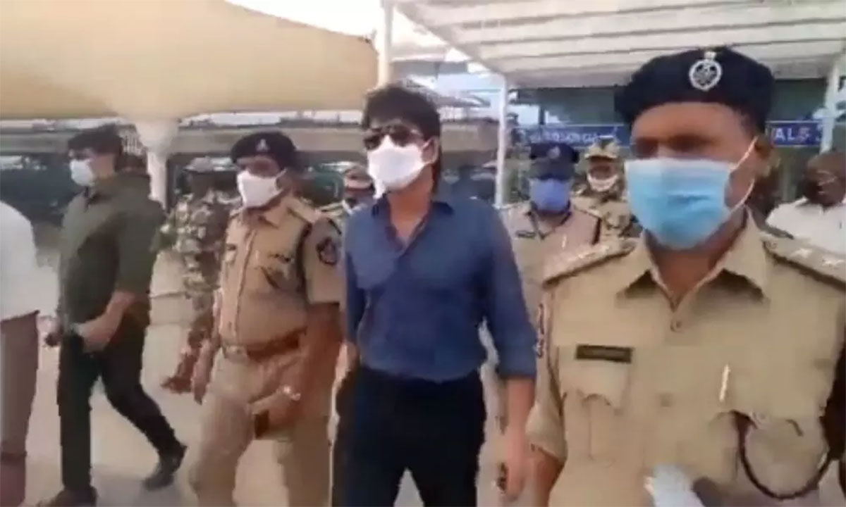 Nagarjuna met cm ys jagan in his camp office 