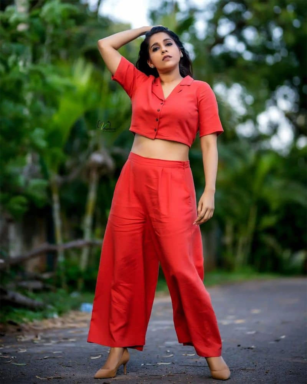 Rashmi Gautam : ఎరుపు రంగు డ్రెస్‌లో హొయ‌లు ఒలికిస్తూ.. ఓర‌కంట చూస్తూ.. మ‌న‌స్సు దోచుకుంటున్న ర‌ష్మి గౌత‌మ్‌..!