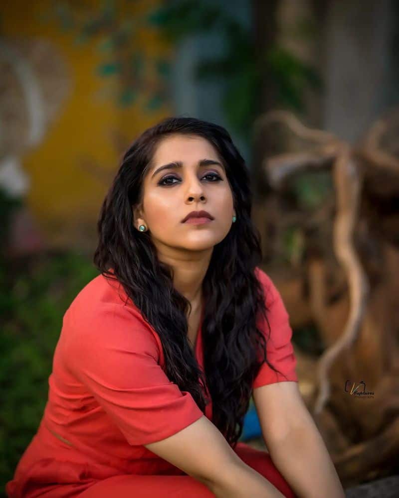 Rashmi Gautam : ఎరుపు రంగు డ్రెస్‌లో హొయ‌లు ఒలికిస్తూ.. ఓర‌కంట చూస్తూ.. మ‌న‌స్సు దోచుకుంటున్న ర‌ష్మి గౌత‌మ్‌..!