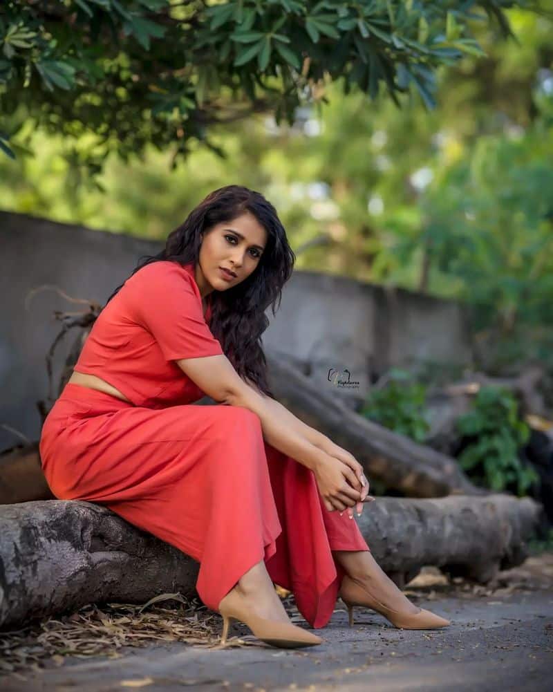 Rashmi Gautam : ఎరుపు రంగు డ్రెస్‌లో హొయ‌లు ఒలికిస్తూ.. ఓర‌కంట చూస్తూ.. మ‌న‌స్సు దోచుకుంటున్న ర‌ష్మి గౌత‌మ్‌..!