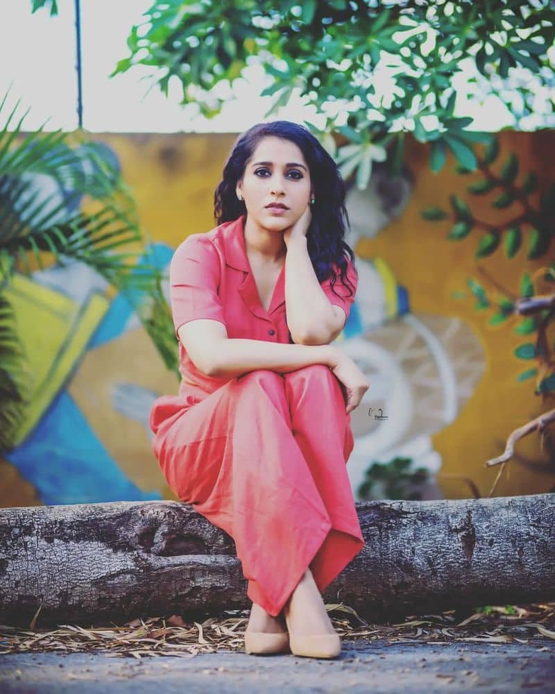 Rashmi Gautam : ఎరుపు రంగు డ్రెస్‌లో హొయ‌లు ఒలికిస్తూ.. ఓర‌కంట చూస్తూ.. మ‌న‌స్సు దోచుకుంటున్న ర‌ష్మి గౌత‌మ్‌..!