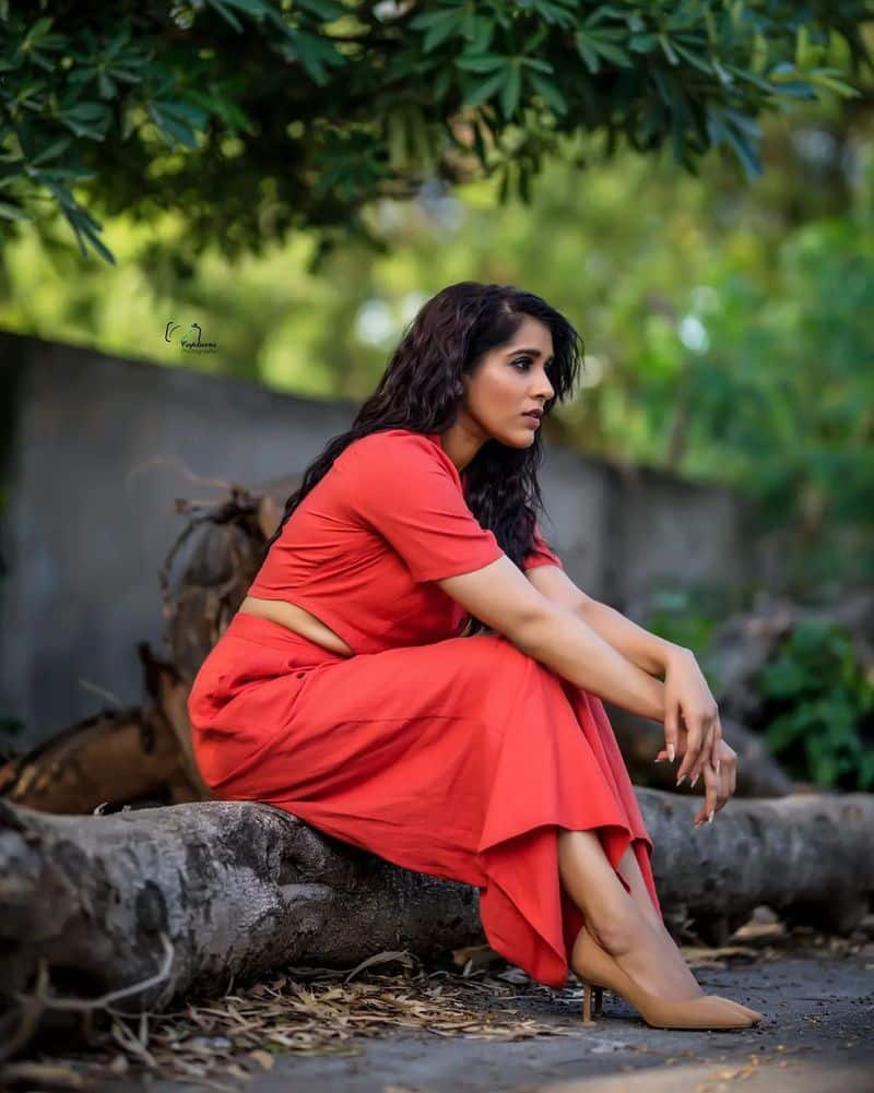 Rashmi Gautam : ఎరుపు రంగు డ్రెస్‌లో హొయ‌లు ఒలికిస్తూ.. ఓర‌కంట చూస్తూ.. మ‌న‌స్సు దోచుకుంటున్న ర‌ష్మి గౌత‌మ్‌..!
