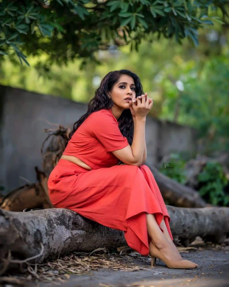 Rashmi Gautam : ఎరుపు రంగు డ్రెస్‌లో హొయ‌లు ఒలికిస్తూ.. ఓర‌కంట చూస్తూ.. మ‌న‌స్సు దోచుకుంటున్న ర‌ష్మి గౌత‌మ్‌..!