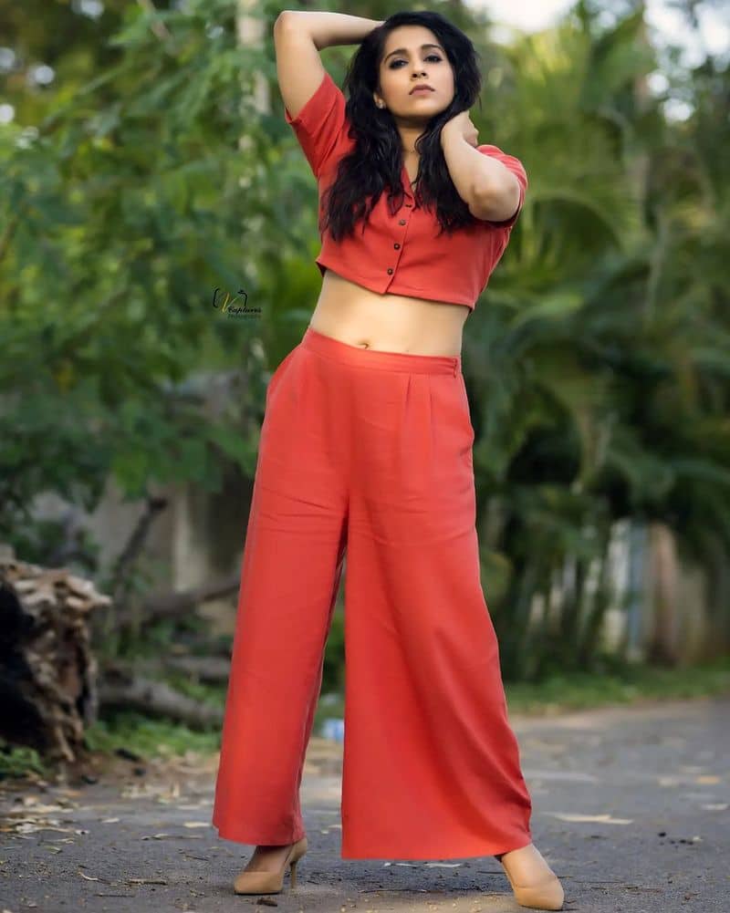 Rashmi Gautam : ఎరుపు రంగు డ్రెస్‌లో హొయ‌లు ఒలికిస్తూ.. ఓర‌కంట చూస్తూ.. మ‌న‌స్సు దోచుకుంటున్న ర‌ష్మి గౌత‌మ్‌..!