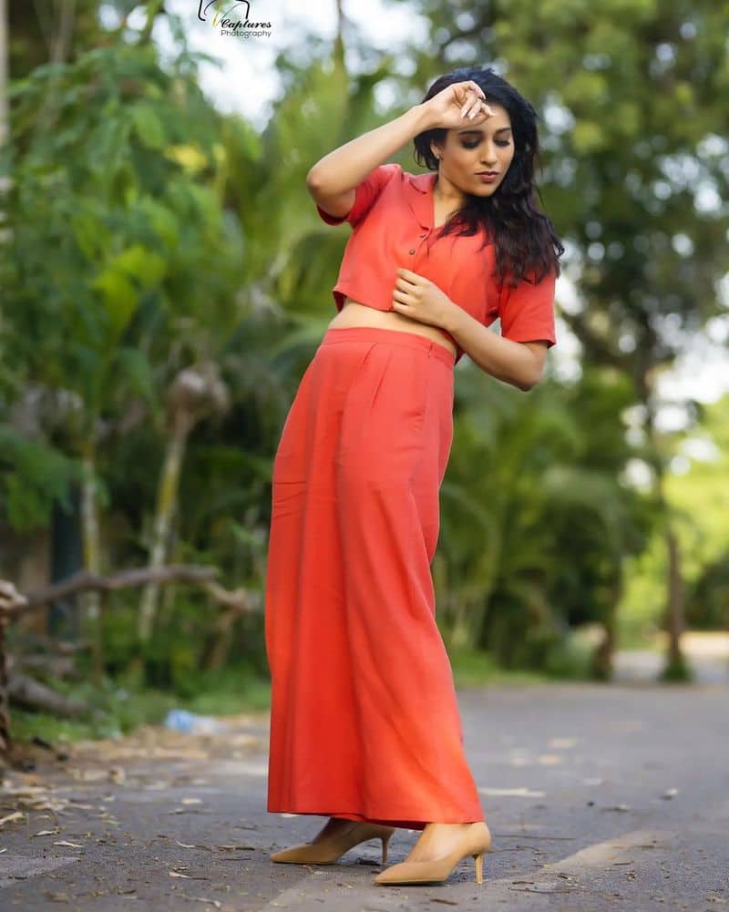 Rashmi Gautam : ఎరుపు రంగు డ్రెస్‌లో హొయ‌లు ఒలికిస్తూ.. ఓర‌కంట చూస్తూ.. మ‌న‌స్సు దోచుకుంటున్న ర‌ష్మి గౌత‌మ్‌..!