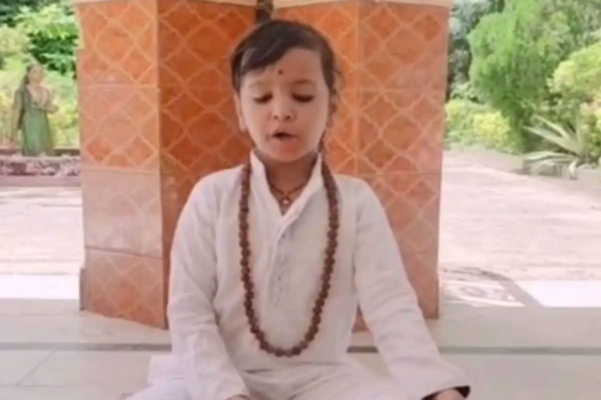 Viral News 6 year old girl chanting hard mantras 