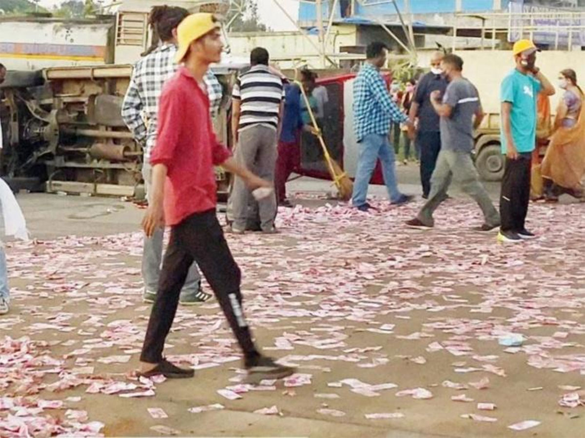 sunny series shahid kapoor fake currency notes litter on roads 