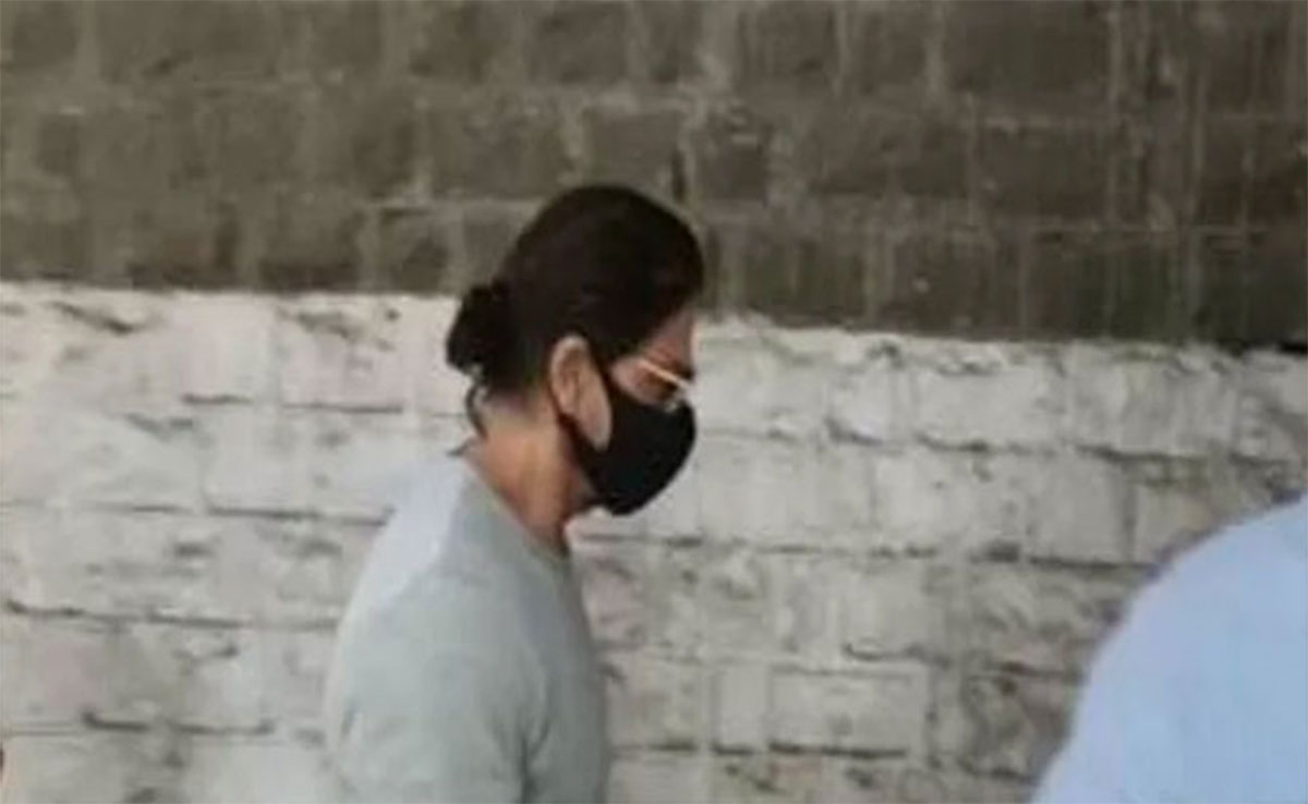 shahrukh khan met Aryan Khan in jail he cried 
