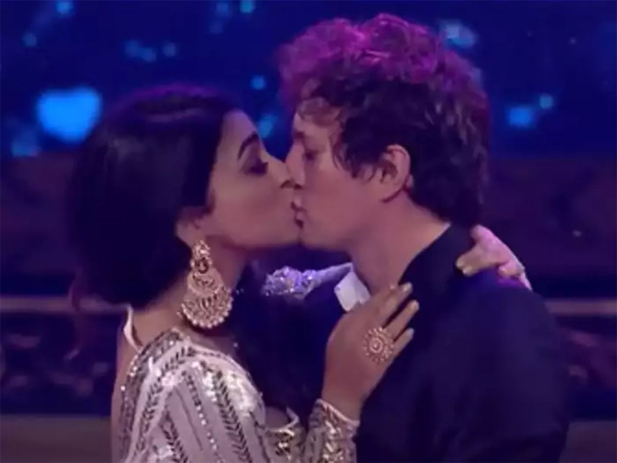 Shriya Saran kisses her husband on stage 